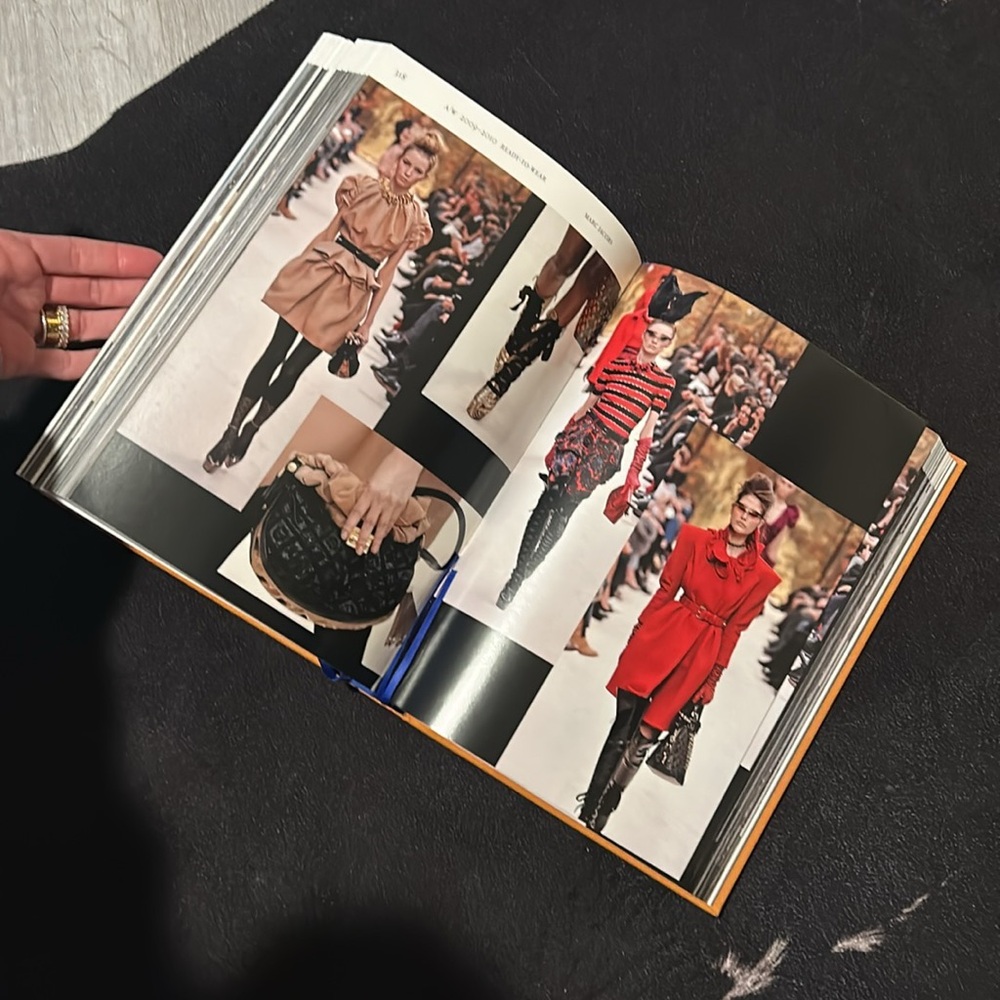 🧡Louis Vuitton•Catwalk•Coffee Table Book🧡 - Picture 9 of 11